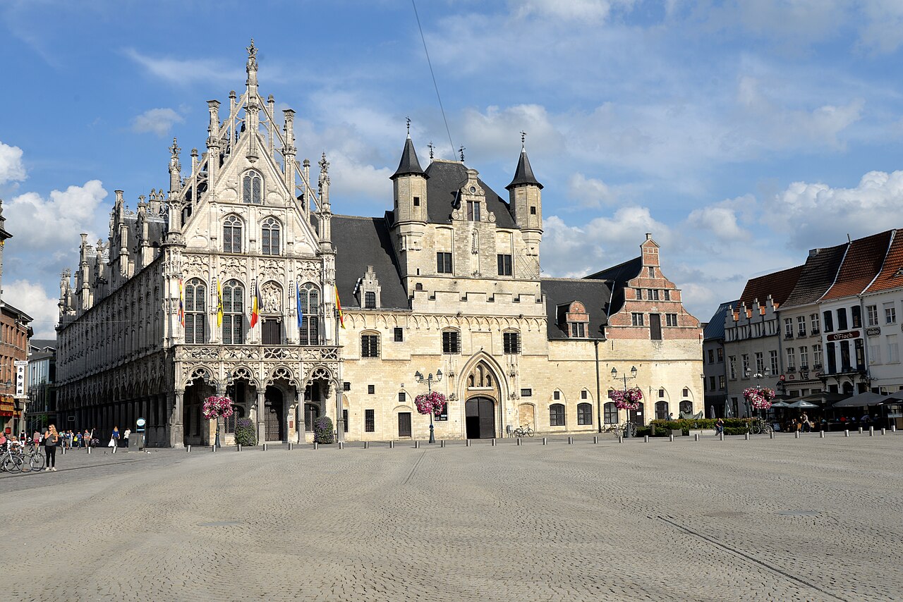 De Grote Markt met het historische stadhuis in Mechelen
