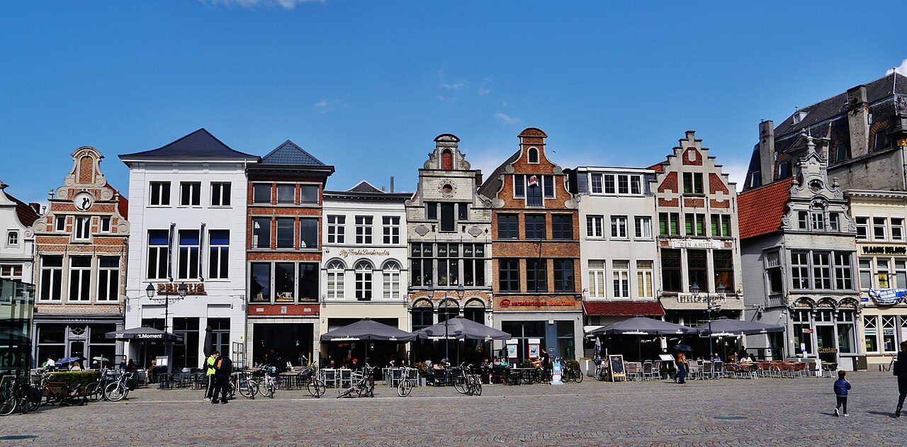Historische gevels en terrassen aan de Grote Markt in Mechelen