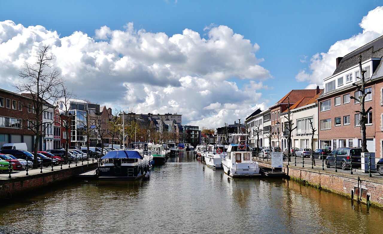 De Dijle met aangemeerde boten in Mechelen